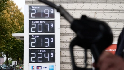 Der Tankrabatt soll Autofahrer angesichts hoher Spritpreise vorübergehend entlasten. (Archivbild) (Foto: Sina Schuldt/dpa)
