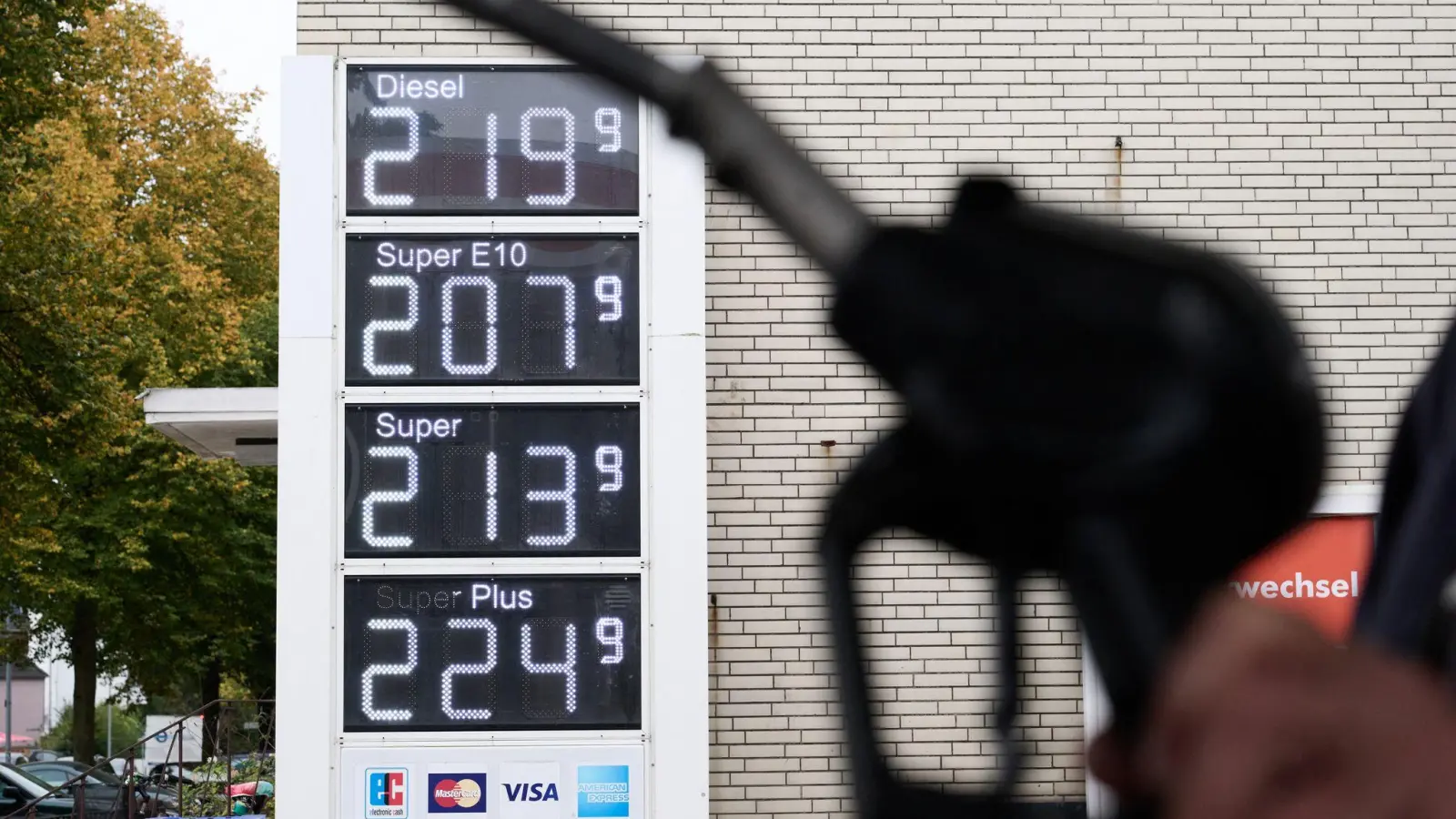 Der Tankrabatt soll Autofahrer angesichts hoher Spritpreise vorübergehend entlasten. (Archivbild) (Foto: Sina Schuldt/dpa)