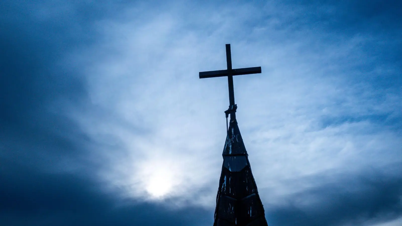 Die katholische Kirche ist zwei Jahrtausende alt. Ihr Eheverbot für Pfarrer gilt auch noch im 21. Jahrhundert. Ein Priester im Taunus zieht daher die Reißleine. (Symbolbild) (Foto: Jens Büttner/dpa)