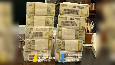 Druckfrische originalverpackte Dollar-Bündel werden in der Ukraine für Schmiergeldzahlungen verwendet.  (Foto: -/Nationales Antikorruptionsbüro der Ukraine/Spezialisierte Antikorruptionsstaatsanwaltschaft der Ukraine/dpa)