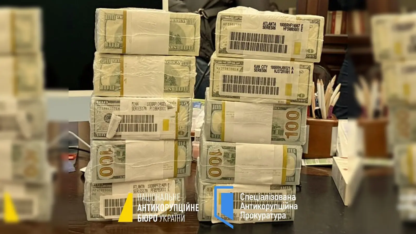 Druckfrische originalverpackte Dollar-Bündel werden in der Ukraine für Schmiergeldzahlungen verwendet.  (Foto: -/Nationales Antikorruptionsbüro der Ukraine/Spezialisierte Antikorruptionsstaatsanwaltschaft der Ukraine/dpa)
