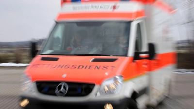 Unfall in Markt Erlbach (Landkreis Neustadt/Aisch-Bad Windsheim): Am Pfingstmontag ist ein Siebenjähriger mit seinem Tretroller auf die Straße gefahren und von einem Auto erfasst worden. (Symbolbild: Stephan Jansen/dpa)