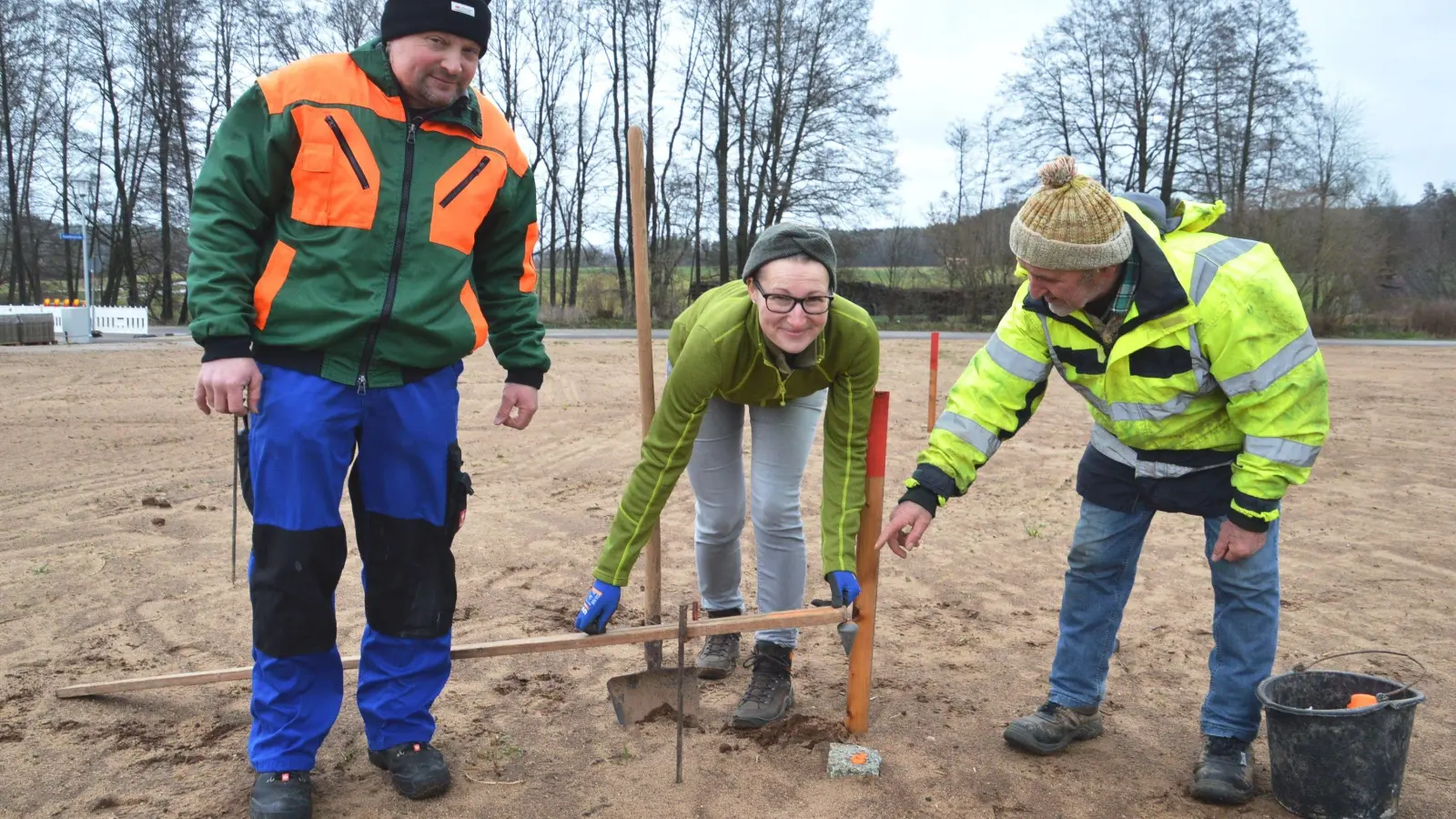 Im Wilburgstettener Neubaugebiet Hetschenlache machte Manuela Wundel ihre ersten Schritte als neu vereidigte Feldgeschworene.Obmann Karl Bach (rechts) und der stellvertretende Obmann Hermann Wundel (links) gaben ihr wichtige Tipps. (Foto: Peter Tippl)