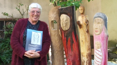 Roswitha Kresta hatte die Idee für das vielschichtige Projekt „Vergessene Frauen in der Herrieder Geschichte” und übernahm auch die farbliche Gestaltung der Holzfiguren. (Foto: Jasmin Kiendl)