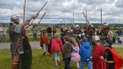 Mutig schritten die jüngsten Besucher des Limeseums durch die Soldatengruppe. (Foto: Peter Tippl)