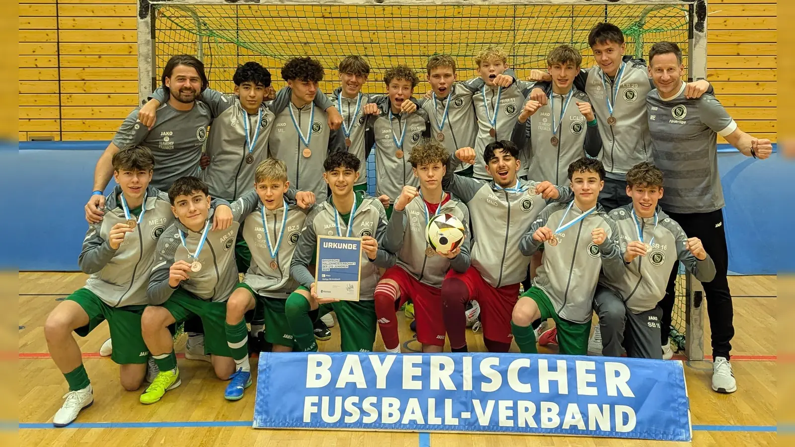 Die U15 der SpVgg Ansbach, hinten von links: Co-Trainer Alexander Grams, Elkhan Mardanov, Mailo Lehner, Neo Müller, Philipp Ammon, Corvin Grundmann, Bastian Merkel, Leon Lippold, Linus Bär, Trainer Markus Emmert. Vorne v. l.: Max Emmert, Apostolis Robies, Ben Zeisler, Arda Imrak, Elia Oster, Muhitin Oglou, Benedikt Jechnerer, Sebastian Bauer. (Foto: Stefan Grundmann)