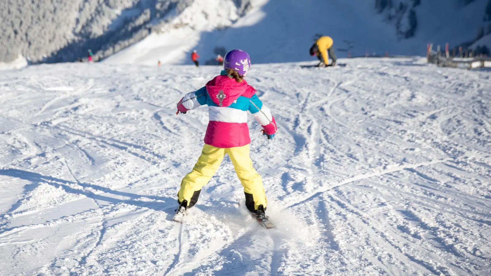 „Pizza!“: Die Skispitzen bewegen sich zueinander, die Enden auseinander - so bremst man. (Foto: Florian Schuh/dpa-tmn)