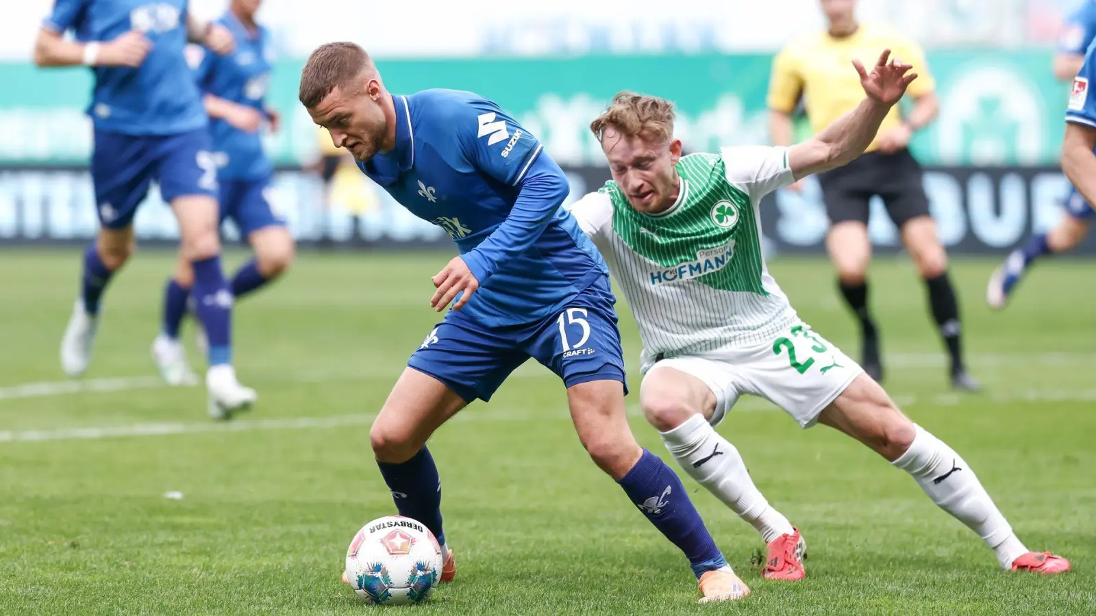 Darmstadts Fabian Nürnberger (links) und Jannik Dehm aus Fürth kämpfen um den Ball. (Foto: Daniel Löb/dpa)