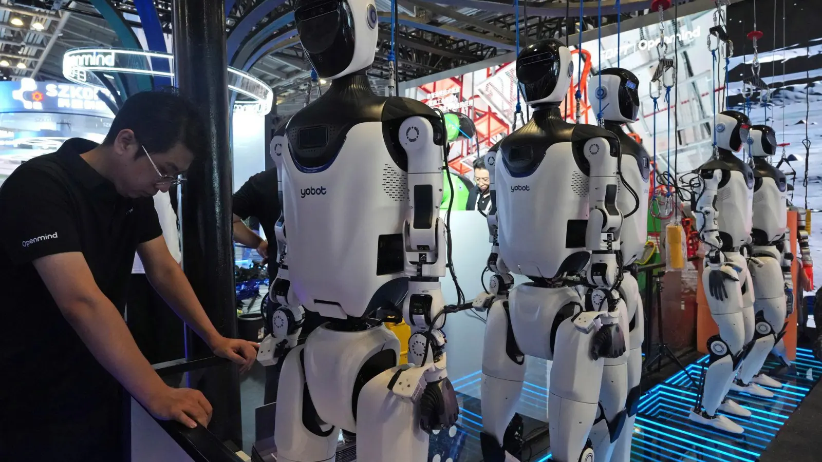 In China entwickeln zahlreiche Unternehmen humanoide Roboter. (Archivbild)  (Foto: Ng Han Guan/AP/dpa)