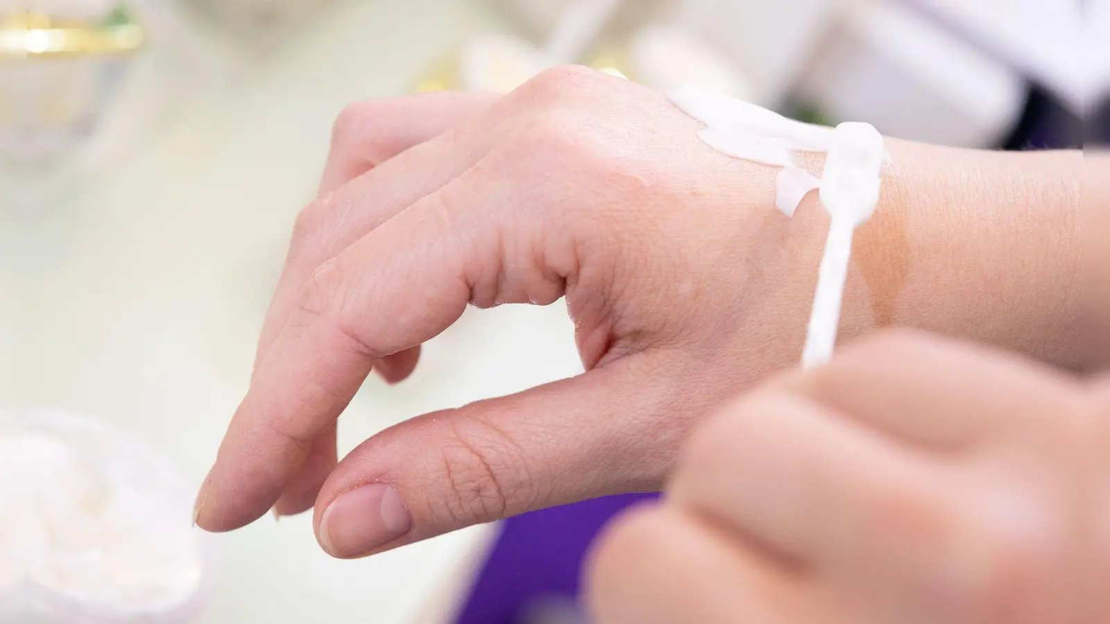 Nicht nur bei empfindlicher Haut lohnt es sich, die Inhaltsstoffe von Pflegeprodukten zu checken. (Foto: Franziska Gabbert/dpa-tmn)