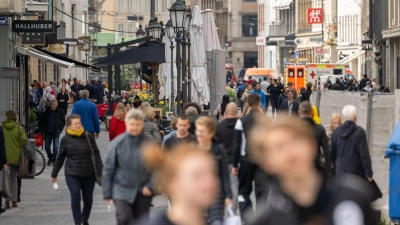 Eigentlich hatte der bayerische Einzelhandel auf ein gutes Einkaufswochenende gehofft. (Archivbild) (Foto: Peter Kneffel/dpa)