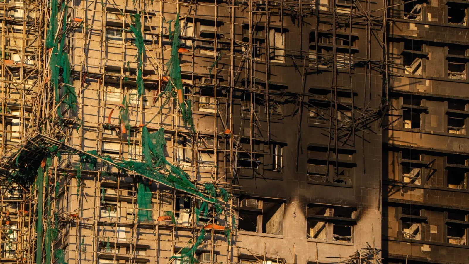 Nach dem Brand in einer Wohnanlage in Hongkong gelten weiterhin rund 200 Personen als vermisst.  (Foto: Vernon Yuen/Nexpher via ZUMA Press Wire/dpa)