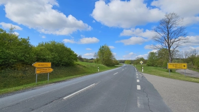 Südlich der Staatsstraße 2246, also links im Bild, soll nach dem Willen Leutershausens der Radweg zwischen Schalkhausen und Lengenfeld verlaufen. Das bekräftigte Bürgermeister Markus Liebich in der Bürgerversammlung und übte Kritik an der Haltung Ansbacher Kommunalpolitiker, die eine andere Variante favorisieren. (Foto: Wolfgang Grebenhof)