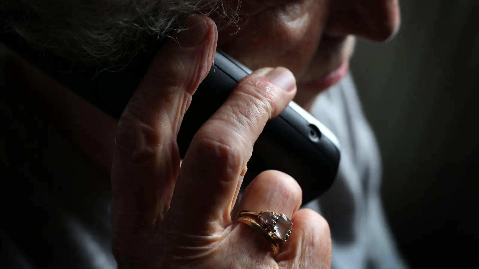 „in der Nachbarschaft wurde eingebrochen”: Mit dieser Nachricht versuchten falsche Polizisten Bad Windsheimer Bürger telefonisch zu täuschen. (Symbolbild: Karl-Josef Hildenbrand/dpa)