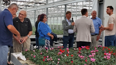 Drei Generationen sind noch in der Gärtnerei Klein aktiv. Vorne (2. von links) ist Konrad Klein, mit 94 Jahren der älteste Oberscheinfelder und Firmengründer, zu sehen, in der Mitte (mit Mikro) Bernhard und ganz rechts Sebastian Klein. (Foto: Ulli Ganter)