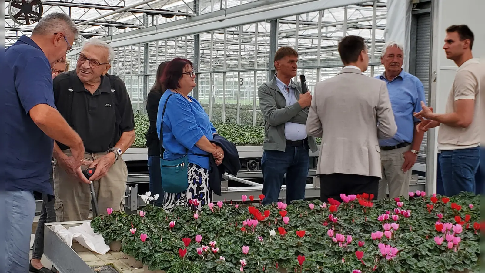 Drei Generationen sind noch in der Gärtnerei Klein aktiv. Vorne (2. von links) ist Konrad Klein, mit 94 Jahren der älteste Oberscheinfelder und Firmengründer, zu sehen, in der Mitte (mit Mikro) Bernhard und ganz rechts Sebastian Klein. (Foto: Ulli Ganter)