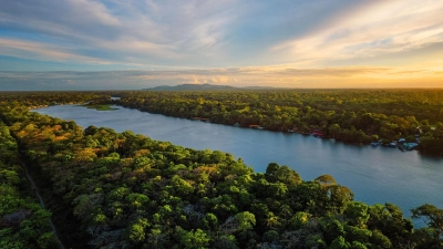 Fluss im Dschungel: Der Tortuguero-Nationalpark wird von einem riesigen Netz aus Wasserwegen durchzogen.  (Foto: Costa Rica Tourism Board/dpa-tmn)