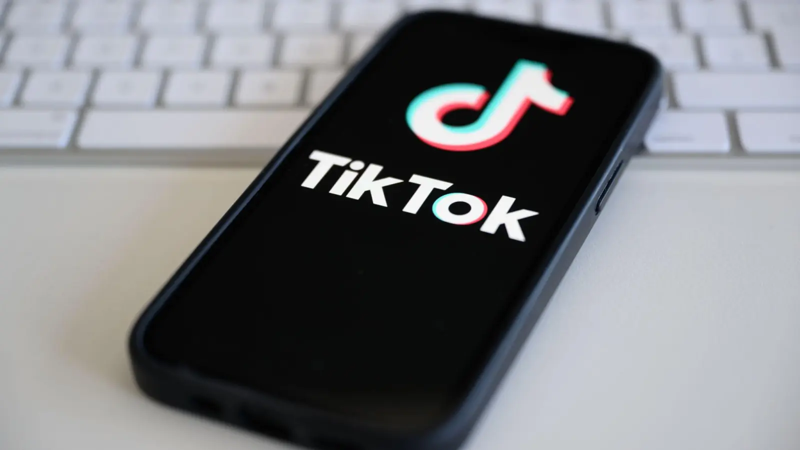 Der Zugang zur Kurzvideo-Plattform Tiktok soll in Albanien für ein Jahr lang gesperrt werden. (Symbolbild) (Foto: Robert Michael/dpa)