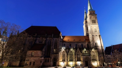 Touristen müssen für den Besuch der Nürnberger Sebalduskirche bald Eintritt bezahlen (Archivbild).  (Foto: Daniel Karmann/dpa)