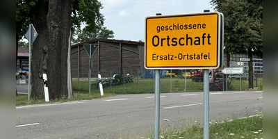 Diese Ersatz-Ortstafel für Triesdorf ist auf der Staatsstraße aus Richtung Ornbau die einzig übrige. Alle anderen sind gestohlen. (Foto: Oliver Herbst)