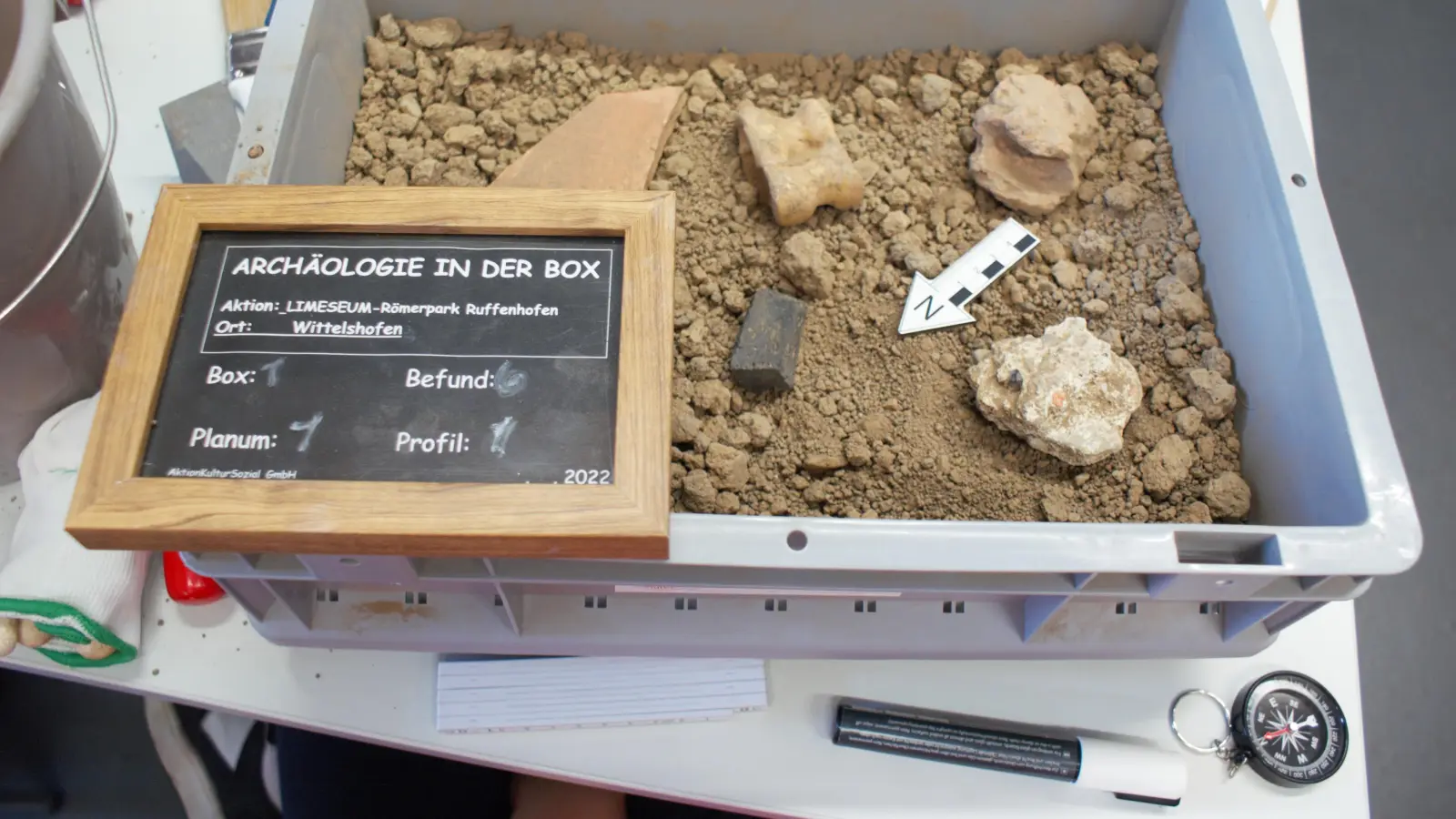 „Archäologie in der Box” heißt das museumspädagogische Programm, das das Limeseum derzeit für Kinder im Angebot hat. (Foto: Emily Hochreuther)