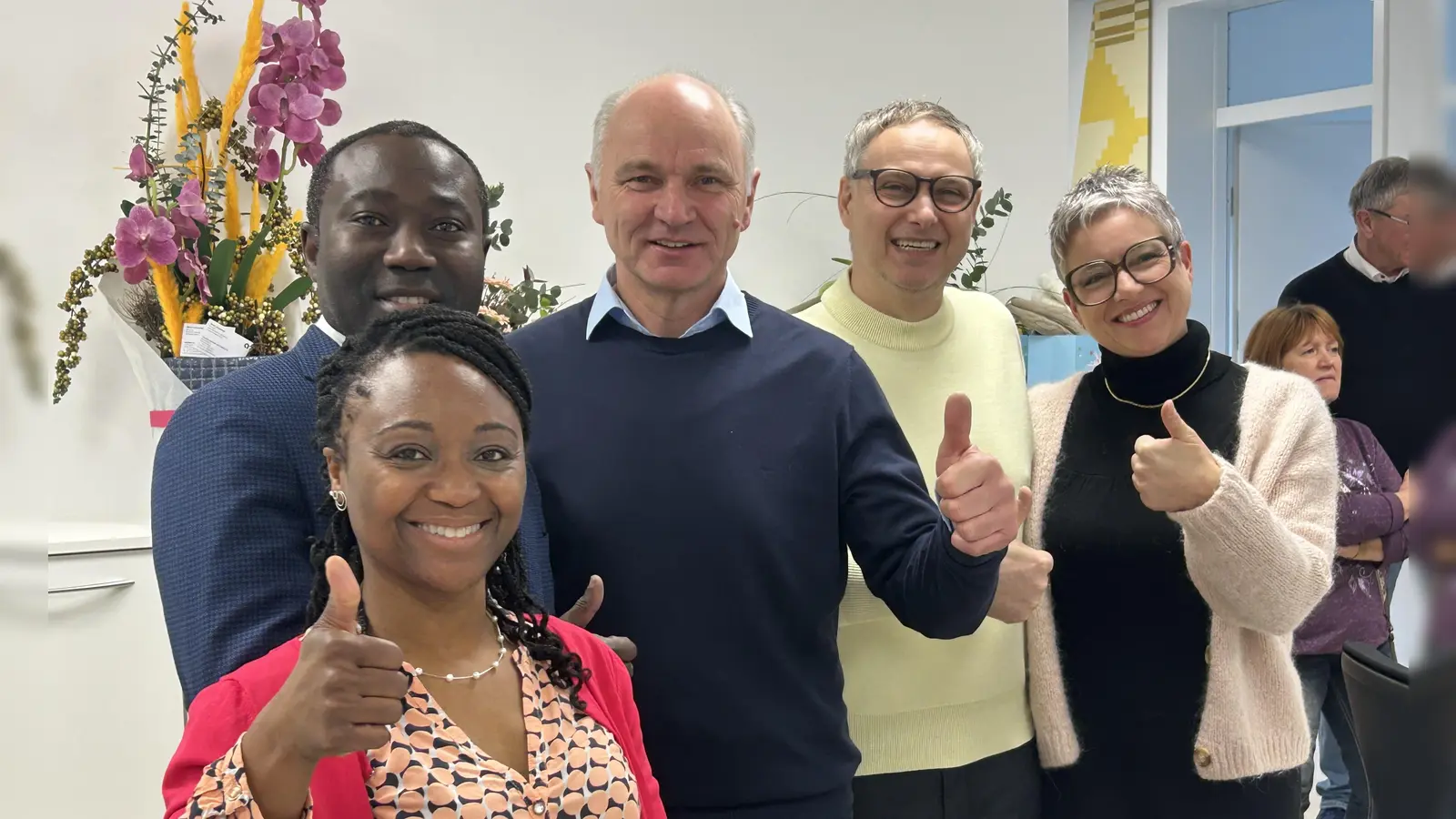 Daumen hoch für das Projekt: Gertrude Abayie, Akwasi Abayie, Bürgermeister Gerhard Kraft, David Müller und Manuela Müller (von links) freuen sich über die offizielle Eröffnung des Ärztehauses. (Foto: Florian Pöhlmann)