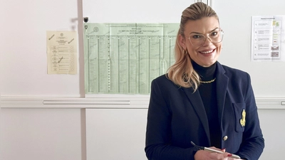 Mit dem elektronischen Auszählstift vor den Muster-Stimmzetteln: Stefanie Schmidt (42) ist am Sonntag Wahlvorsteherin in Ansbach. (Foto: Oliver Herbst)