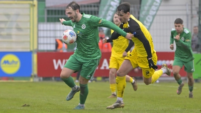 Tom Abadjiew (links) bestritt gegen Vilzing sein letztes Spiel für die SpVgg Ansbach, hier behauptet er sich gegen Jonas Blümel. (Foto: Martin Rügner)