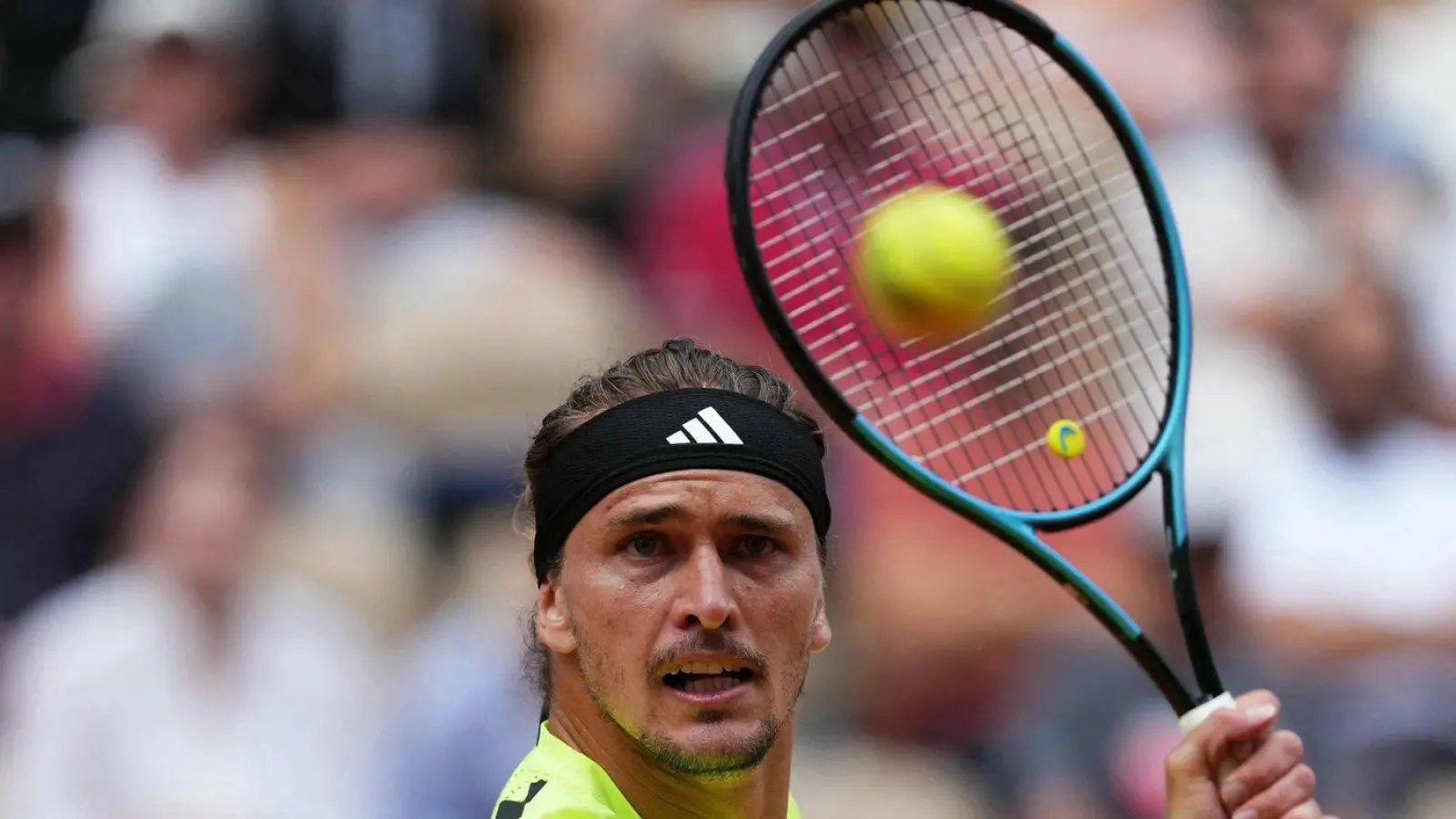 Alexander Zverev hatte in Paris nur einen Kurzeinsatz und steht im Viertelfinale. (Foto: Dimitar Dilkoff/AFP/dpa)