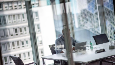 Vieles noch unklar: Personalchefs in Deutschland haben Bedenken bei der Nutzung von künstlicher Intelligenz am Arbeitsplatz. (Foto: Zacharie Scheurer/dpa-tmn)