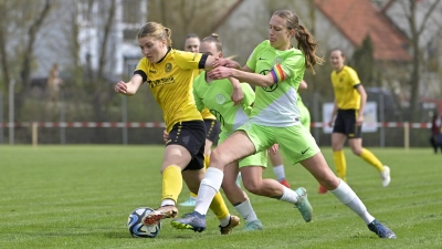 Marlene Ganßer (links, hier im Spiel der Vorsaison gegen den VfL Wolfsburg) brachte nach ihrer Einwechslung frischen Wind ins Spiel des SV Weinberg und holte auch den Elfmeter heraus. (Foto: Martin Rügner)