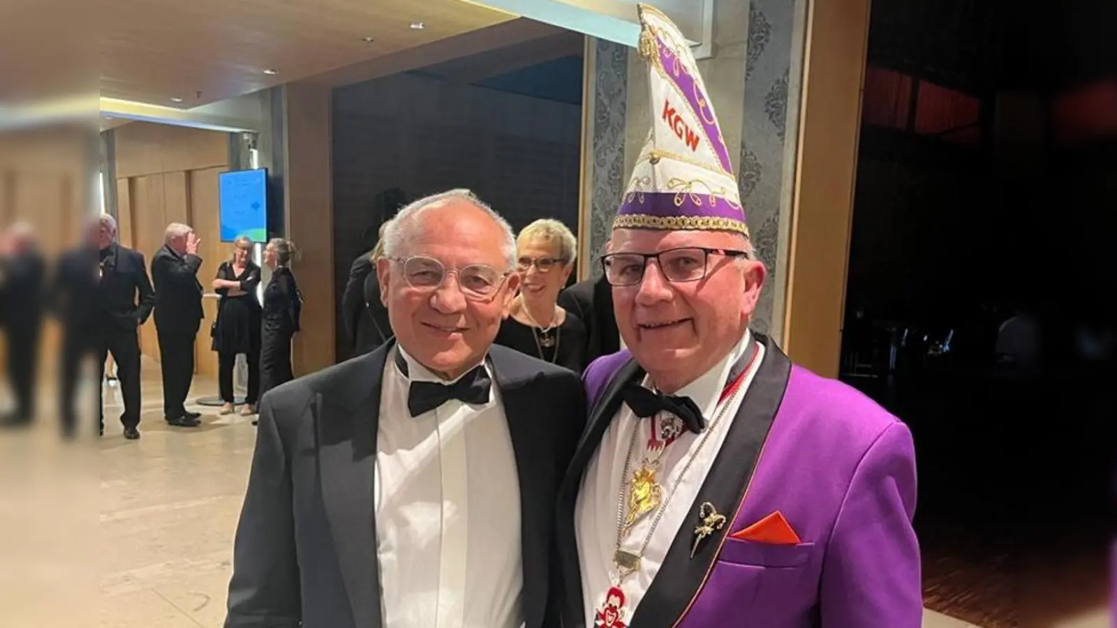 Sitzungspräsident Rudolf Schmidt freut sich über hohen Besuch aus der Fußballwelt: Felix Magath besuchte die Prunksitzung der KG Windshemia im Bad Windsheimer KKC. (Foto: Anne Scheuenstuhl)