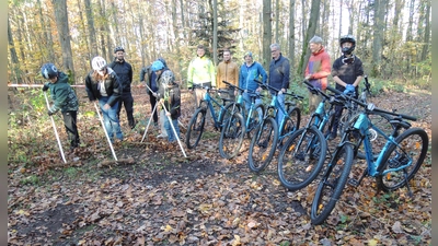 Am Zugang zu den künftigen Mountainbike-Trails im Krabbenloch: Mit neuen Schulfahrrädern kommen die Mädchen und Jungen von der Landschule zur Arbeit. Ihre Mountainbike-Trainer, Rektor Johannes Stegmann (Zweiter von rechts) und Rudolf Fetsch (Dritter von links), Sportlehrer Felix Klemens (Fünfter von rechts) vom Gymnasium und Strecken-Planer Fabian Gauß (Vierter von rechts) informierten Feuchtwangens Bürgermeister Patrick Ruh (Dritter von rechts) jetzt vor Ort über den aktuellen Stand. Mit dabei war Lukas Nitsch (Sechster von rechts) als Vertreter der Firma EHF. (Foto: Peter Zumach)