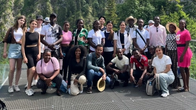 Auch kulturelle Erfahrungen sollten während des Austauschsemesters nicht zu kurz kommen: Die Studierenden machten unter anderem einen Ausflug zum Schloss Neuschwanstein. (Foto: Aizhan Nasyrbekova)