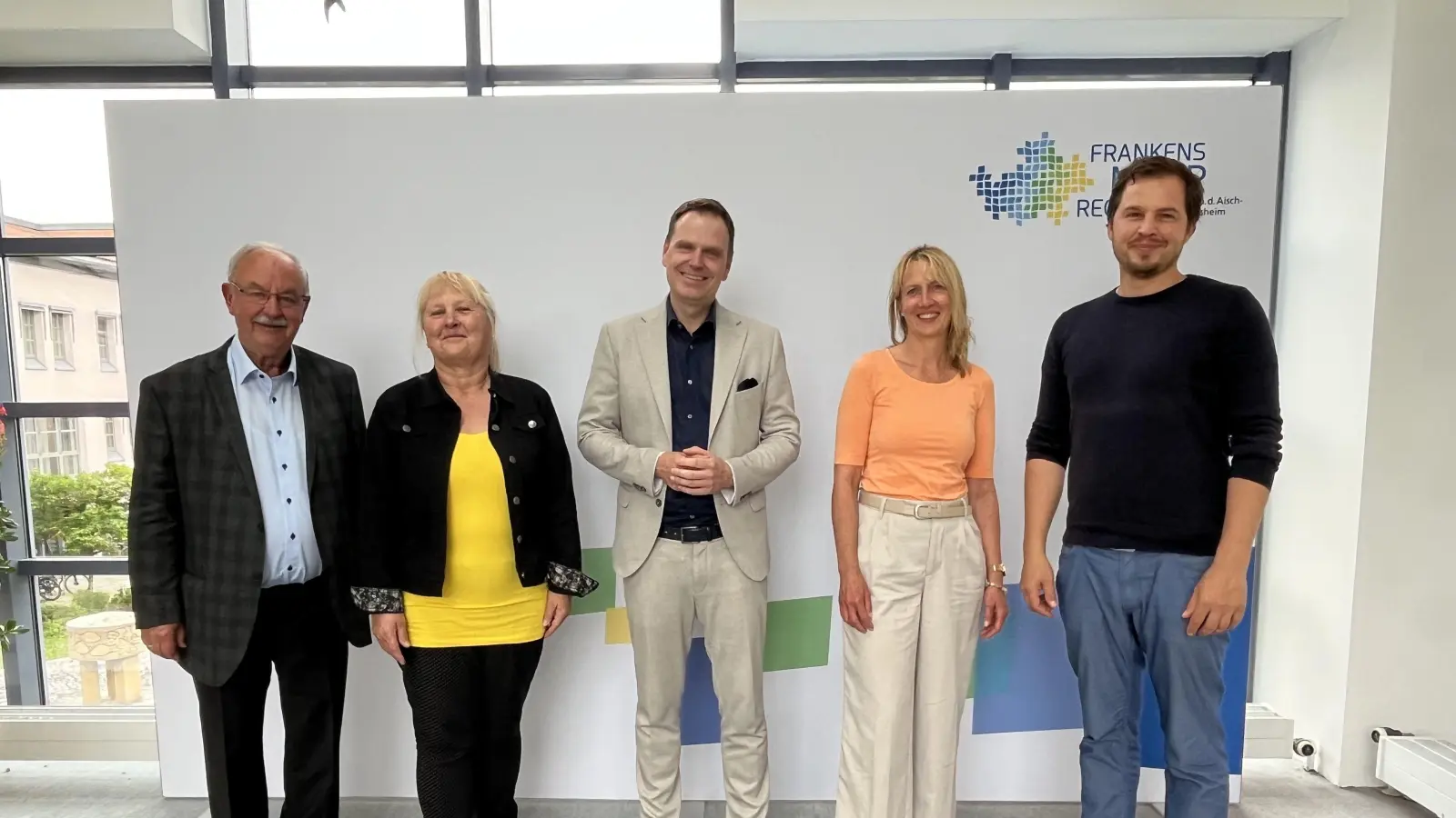 Landrat Christian von Dobschütz (Mitte) hieß Peter Holzmann (links) und Heidi Müller (Zweite von links) als neue Kreisbehindertenbeauftragte willkommen. Nikolai Warth (rechts) unterstützt seit dem 1. April als Integrationslotse der Diakonie seine Caritas-Kollegin Iris Reichel. (Foto: Volker Raab)