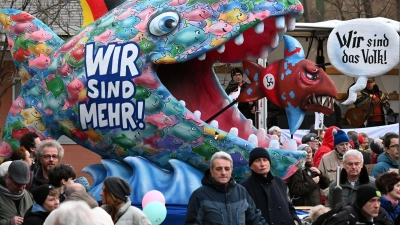 Auch mit einer Anti-AfD-Plastik des Düsseldorfer Karnevalswagenbauers Jacques Tilly wurde im Stadtteil Garath gegen einen Auftritt des Thüringer AfD-Landesparteichefs Björn Höcke demonstriert.   (Foto: Federico Gambarini/dpa)