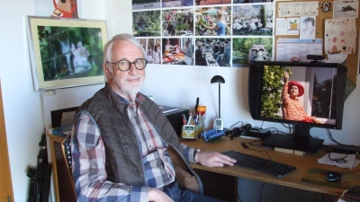 Günter Schmidt in seinem Arbeitszimmer. Auf dem Computerbildschirm hat er die Aufnahme geöffnet, die beim Desideria Preis für Fotografie 2024 „Demenz neu sehen“ ausgezeichnet wurde. (Foto: Jasmin Kiendl)