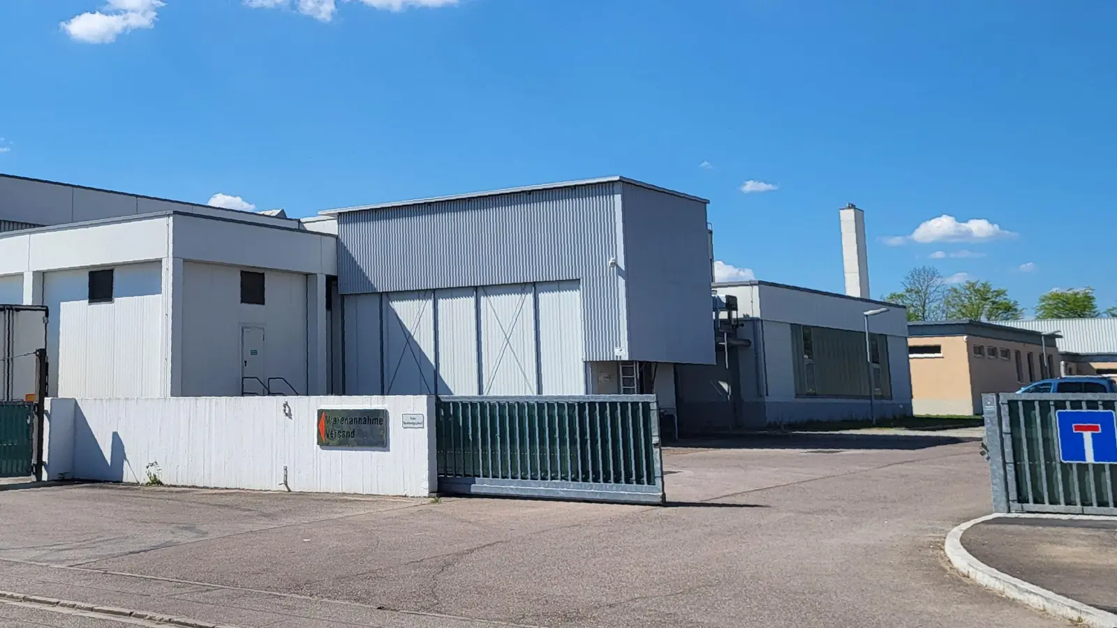 Am Donnerstagvormittag wurden in dem Schlachtbetrieb schriftliche Unterlagen sichergestellt und die Schlachtanlage untersucht.  (Foto: Albert Schülein)