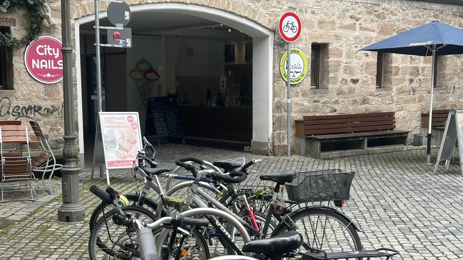 Im Bereich Durchgangsschulhaus zeugt ein Schild davon, dass Radfahrerinnen und Radfahrer hier absteigen müssen. Die Realität sieht häufig anders aus. (Foto: Florian Pöhlmann)