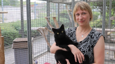 Die neue Vorsitzende des Tierschutzvereins Ansbach und Umgebung, Eva Lindner, präsentiert sich mit Kater Nero. Die Arbeit „ist gut angelaufen”, stellt sie fest.  (Foto: Oliver Herbst)