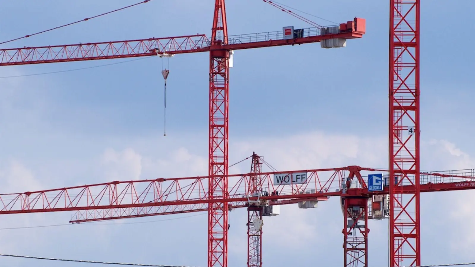 Baukräne werden in den kommenden Jahren seltener zu sehen sein. Laut Forschergruppe Euroconstruct wird sich die Talfahrt des deutschen Wohnungsbaus fortsetzen. (Foto: Illustration) (Foto: Carsten Hoefer/dpa)