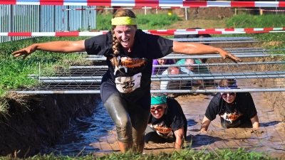 Raus aus dem Schlamm bei der Premiere vor einem Jahr im September: Wer durch eines der Wasserlöcher beim „Ansbogger Challenge Fun Run“ durch war, war auch ordentlich dreckig. (Archivfoto: Jim Albright)