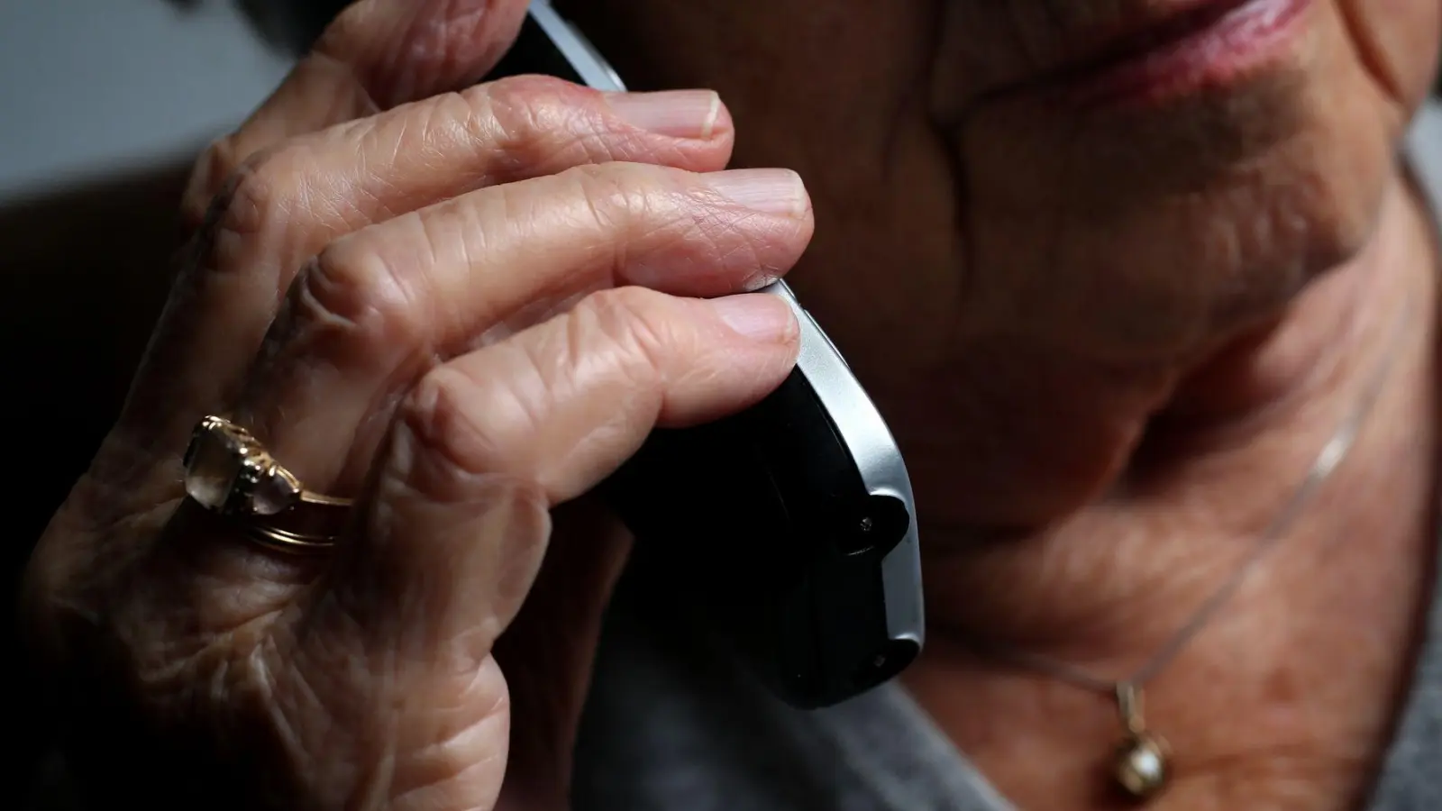 Die Seniorin tätigte mehrere Überweisungen über Monate hinweg. (Symbolbild) (Foto: Karl-Josef Hildenbrand/dpa/dpa-tmn)