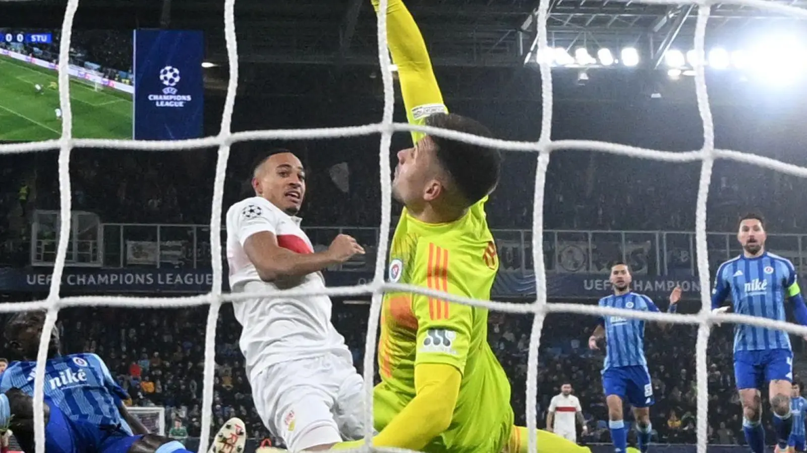 Jamie Leweling trifft zum 1:0 für die Stuttgarter. (Foto: Marijan Murat/dpa)