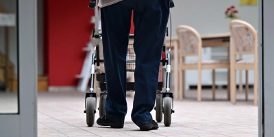 Räume alleine genügen nicht. Ohne Pflegekräfte für Senioren machen neue Häuser keinen Sinn, lautet ein Argument in der Dinkelsbühler Kontroverse.  (Symbolbild: Martin Schutt/dpa)
