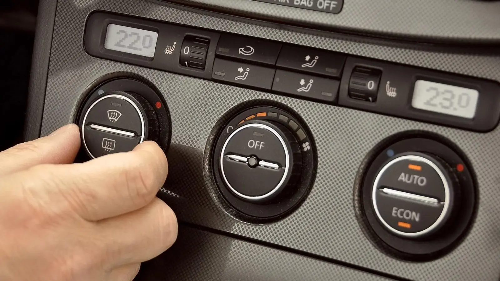 Prima Klima statt dicker Luft – einmal jährlich sollte die Klimaanlage des Autos überprüft werden. (Foto: Auto-Medienportal.Net/GTÜ/Kröner)