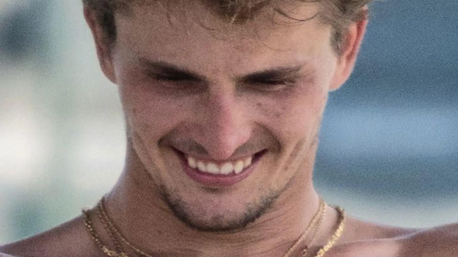 Seine Handynachrichten möchte Zverev lesen, ohne dass diese von Kameras eingefangen werden. (Archivbild) (Foto: Maximilian Haupt/dpa)