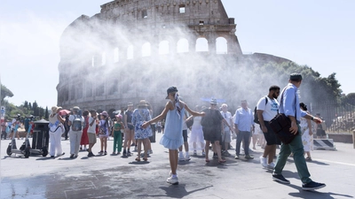 Am Kolosseum gibt es durch Sprühnebel Abkühlung. (Archivbild) (Foto: Matteo Nardone/IPA via ZUMA Press/dpa)
