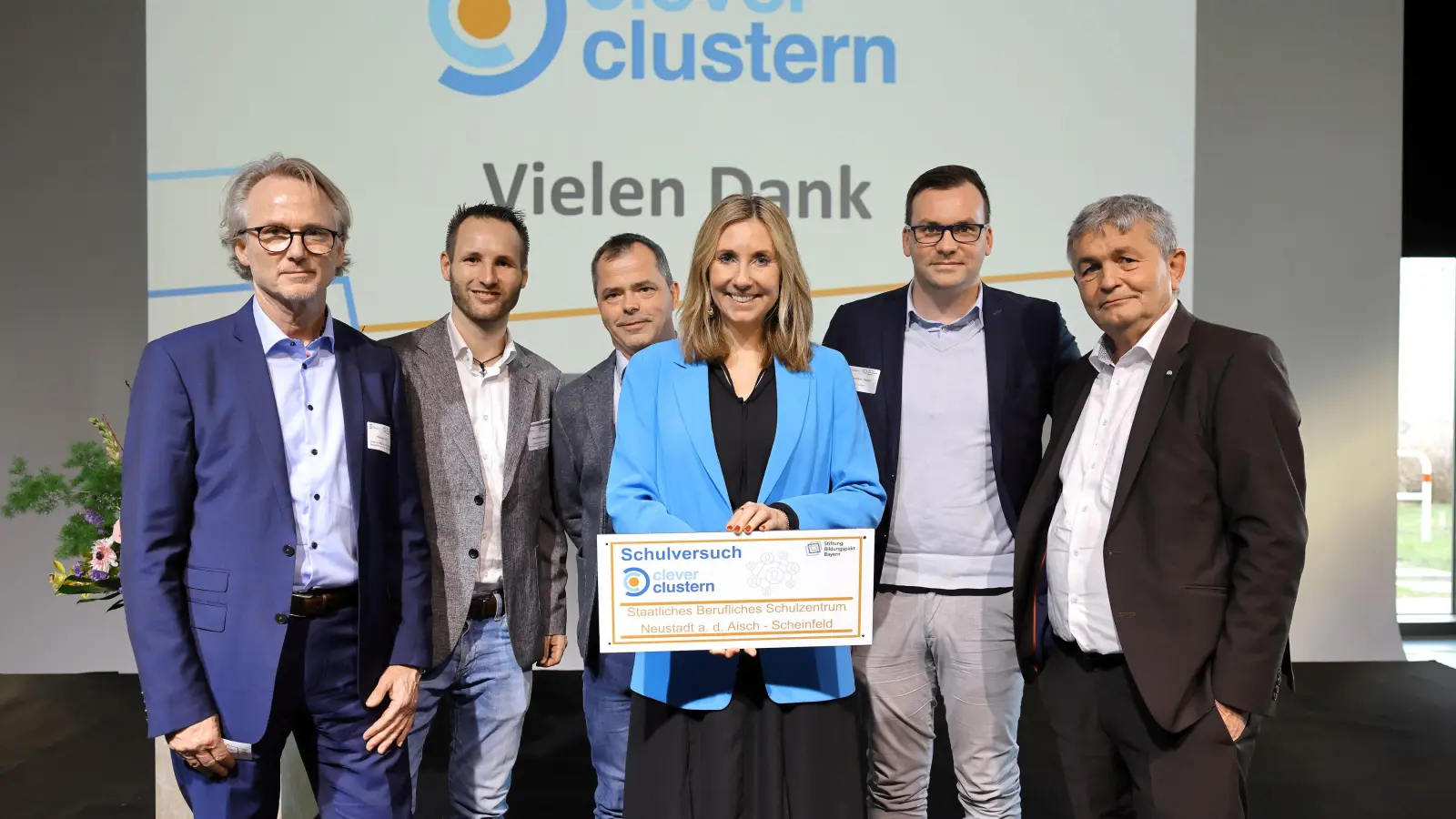 Stellvertretender Schulleiter Michael Görs, die Lehrer Martin Remshard und Klaus Schmidt, Kultusministerin Anna Stolz, Maximilian Ziegler vom Autohaus Zeilinger und vbw-Hauptgeschäftsführer Bertram Brossardt (von links) trafen sich zur „clever clustern“Auftaktveranstaltung. (F.: StMUK und Stiftung Bildungspakt Bayern/Stefan Obermeier)