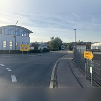 Die bereits bestehenden Firmenareale von Sielaff links und rechts der Münchener Straße sollen ab der Abzweigung künftig zusammengefasst werden. (Foto: Florian Pöhlmann)